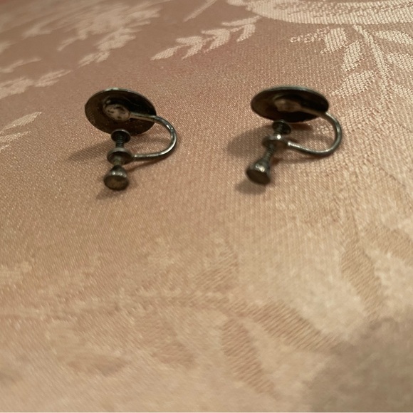 Vintage guilloché enamel screw-back earrings with a pink rose design - Picture 5 of 6